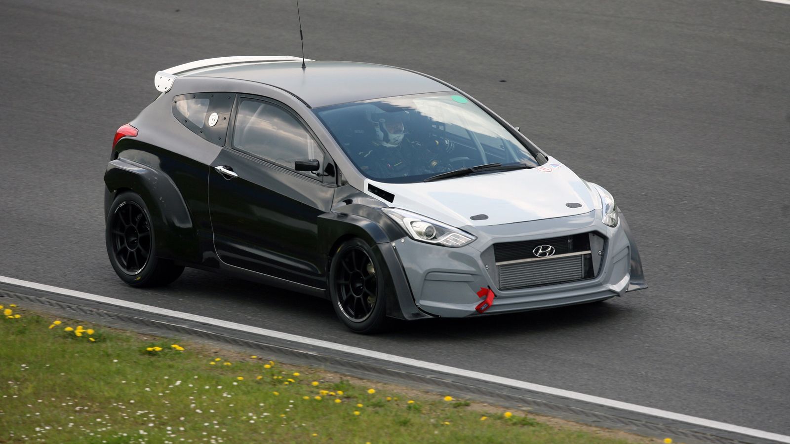 Tο υπό εξέλιξη 2λιτρο turbo Hyundai i30 θα συμμετάσχει στον 24ωρο αγώνα αντοχής του Nurburgring, ώστε να μαζέψει πληροφορίες και να τεστάρει το πώς λε